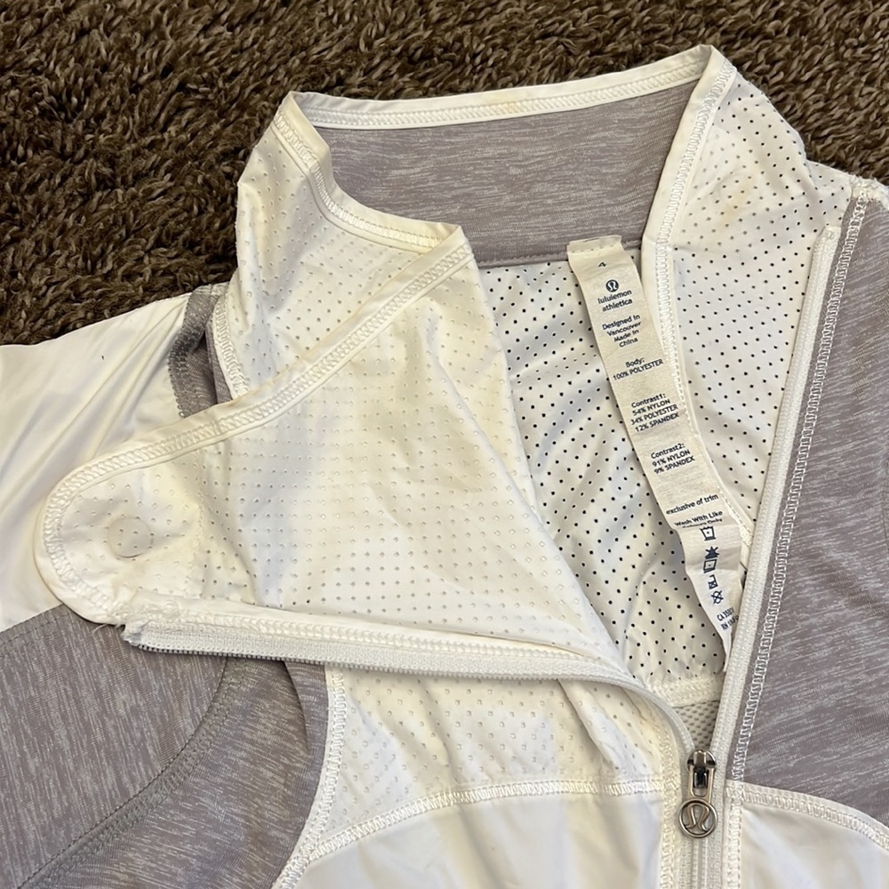 Women’s Lululemon Running Rain Jacked Size 4 - Picture 2 of 4